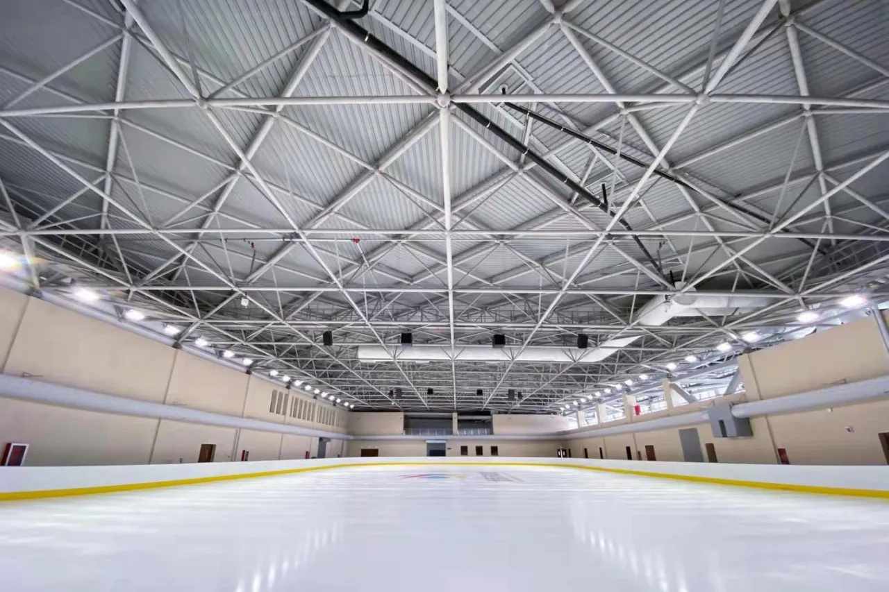 Eis Sportshal Stolkonstruktioun